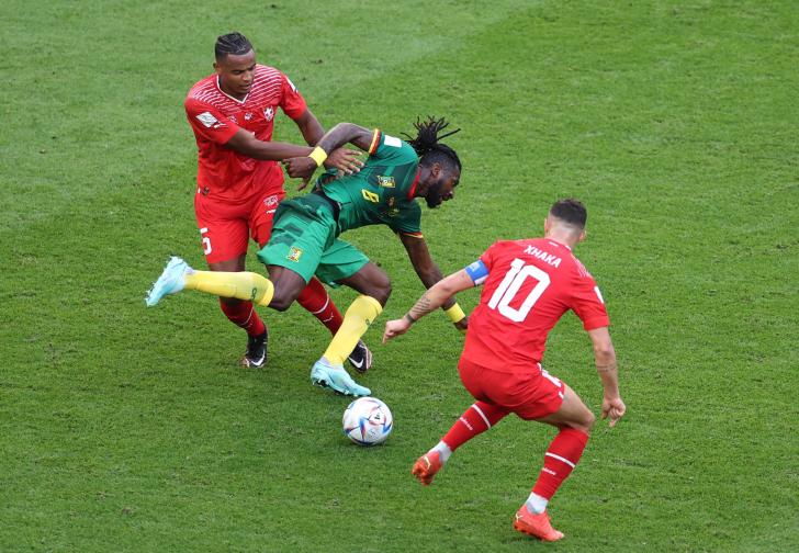 Se disputan los últimos minutos de partido entre Camerún y Suiza.  REUTERS/Marko Djurica
