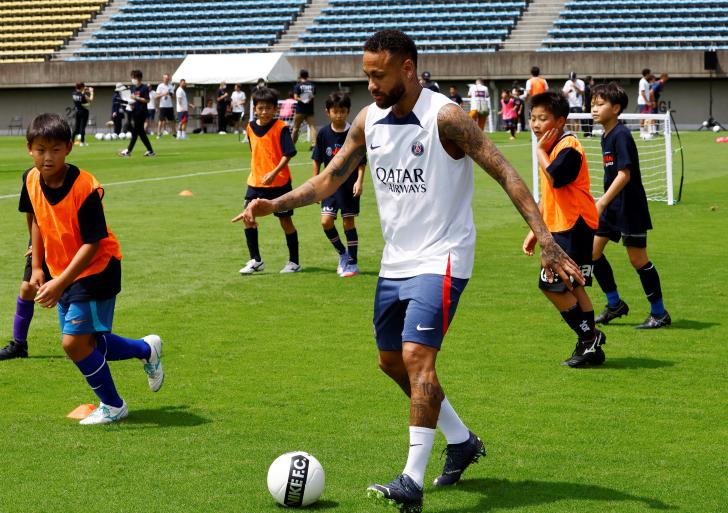 Neymar fue uno de los que más se divirtió con los chicos (REUTERS/Kim Kyung-Hoon)