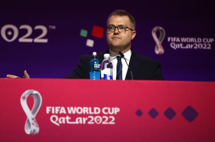 Bryan Swanson, director de comunicaciones de la FIFA en la conferencia de prensa donde anunció que es homosexual (Reuters)