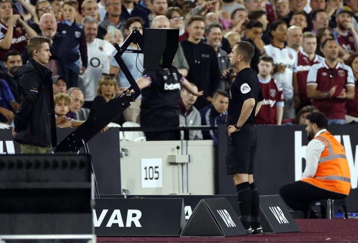 Soccer Football - Premier League - West Ham United v Tottenham Hotspur - London Stadium, London, Britain - August 31, 2022 Referee Peter Bankes looks at the VAR monitor Action Images via Reuters/John Sibley EDITORIAL USE ONLY. No use with unauthorized audio, video, data, fixture lists, club/league logos or 'live' services. Online in-match use limited to 75 images, no video emulation. No use in betting, games or single club /league/player publications.  Please contact your account representative for further details.