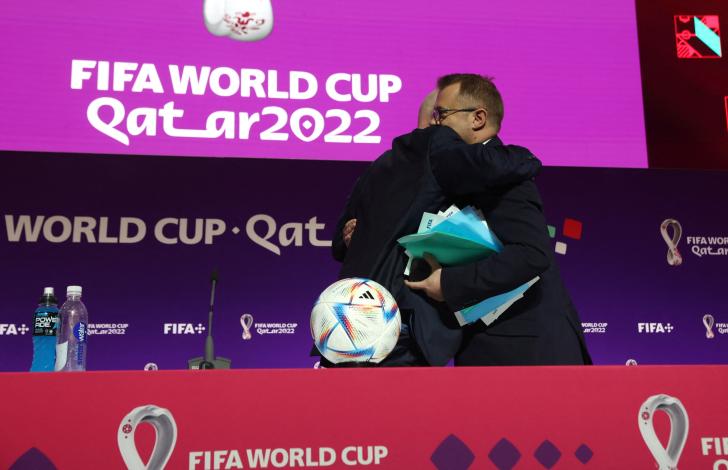 El abrazo entre Gianni Infantino, presidente de la FIFA y Bryan Swanson, jefe de prensa de la entidad madre del fútbol (REUTERS/Matthew Childs)