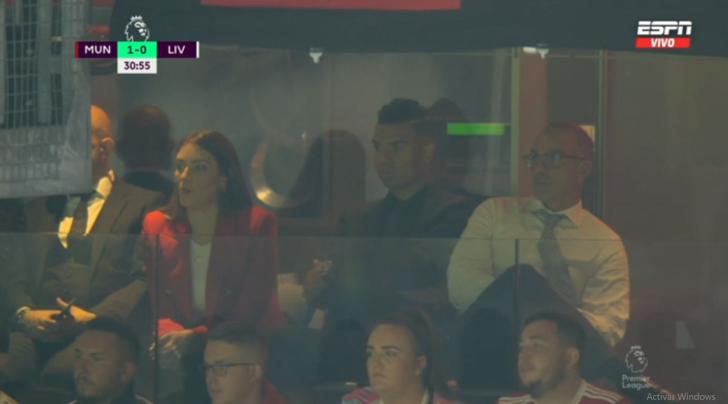 Casemiro viendo el Manchester United vs Liverpool por Premier League.
