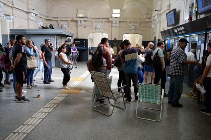 Mucha gente pasó la noche en la estación Constitución para conseguir boletos de tren a Mar del Plata y Pinamar. (Aglaplata)