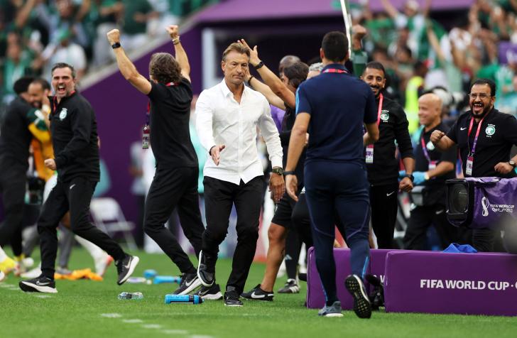 Hervé Renard estrecha la mano de Lionel Scaloni después de que Arabia Saudita supere 2 a 1 a Argentina (REUTERS/Carl Recine)