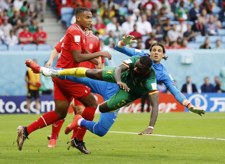 Camerún reacciona y empieza a presionar alto mientras que Suiza aguanta. REUTERS/Issei Kato