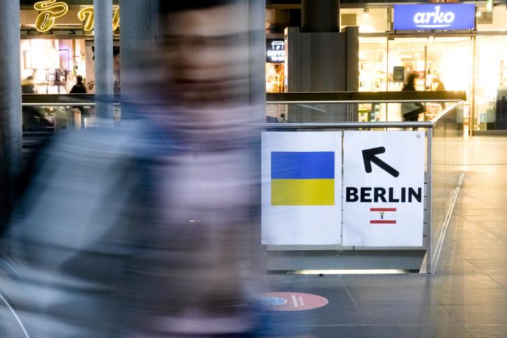 Un cartel para los refugiados ucranianos en la principal estación de tren de Berlín.