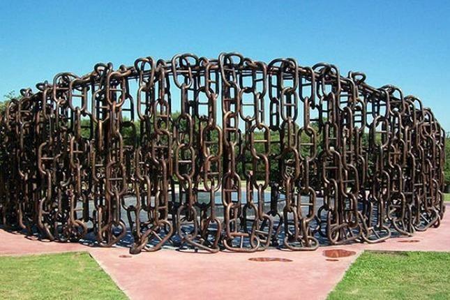 Monumento a las cadenas de Vuelta de Obligado.
