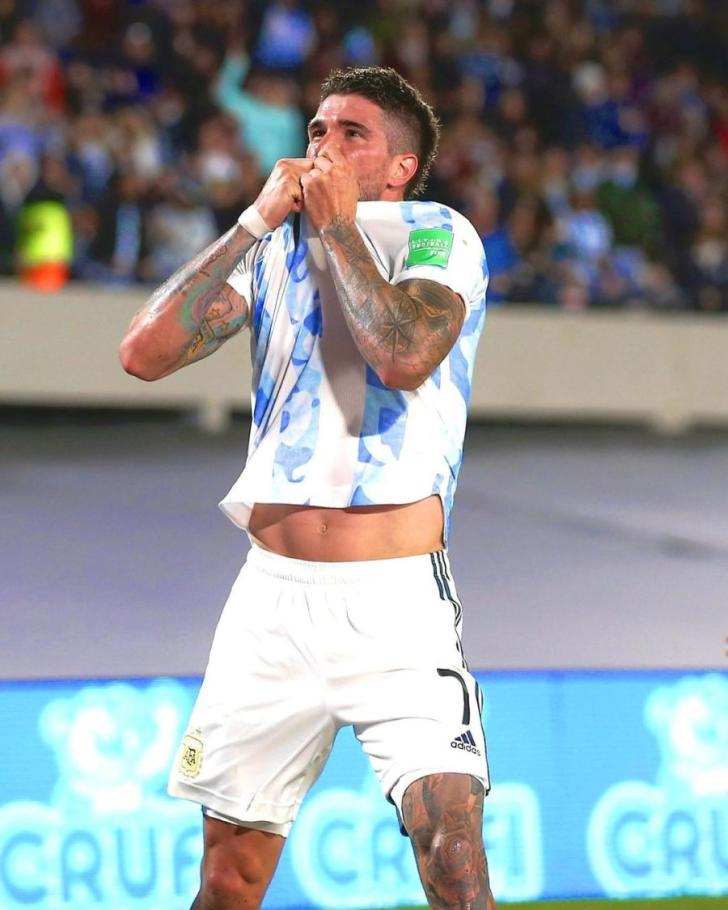El gran gesto que tuvo Rodrigo de Paul con un fan en Argentina vs Arabia Saudita