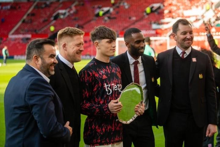 Garnacho recibiendo el premio al jugador de FA Youth Cup.