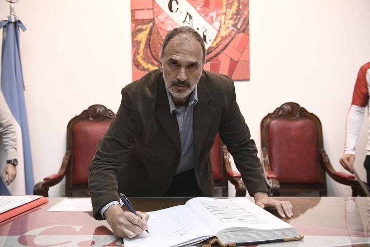 Daniel Seoane firma el acta como nuevo secretario general de Independiente.