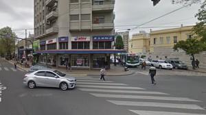 Violento robo en un local de ropa de La Plata: entraron con armas tumberas e hirieron con perdigones a dos clientes