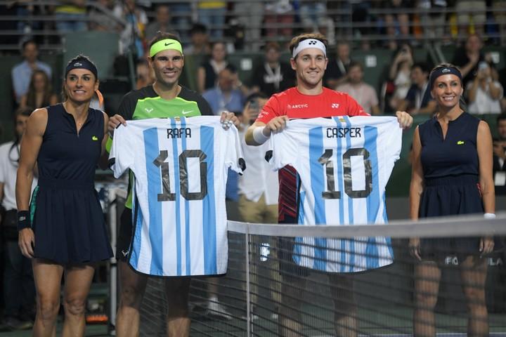 Nadal y Ruud con sus camisetas de Argentina (AP).